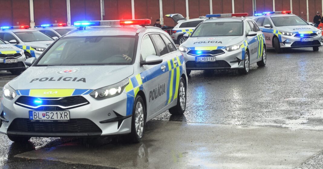 Policajti si prevzali prvé vozidlá s novým, modro-žltým polepom