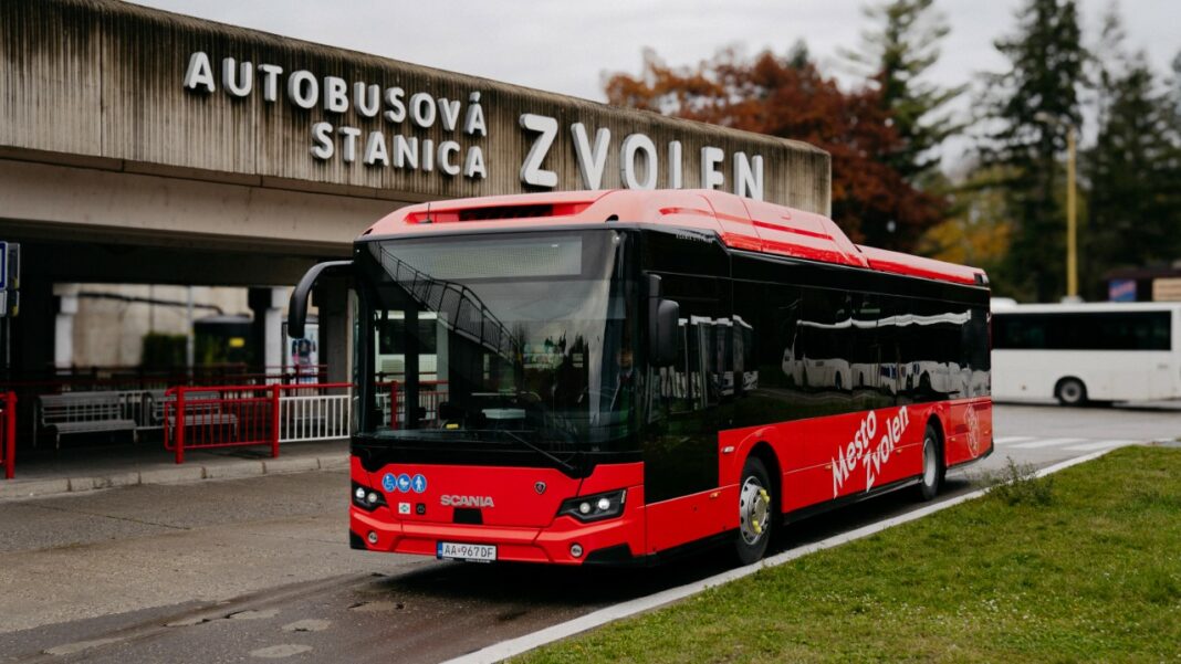 Autobus Scania Citywide LF na stanici Zvolen