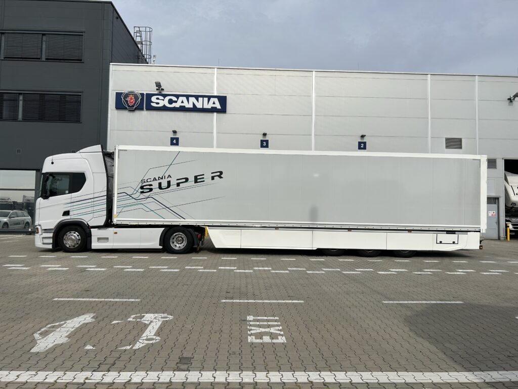 Scania 560 R s návesom v Senci