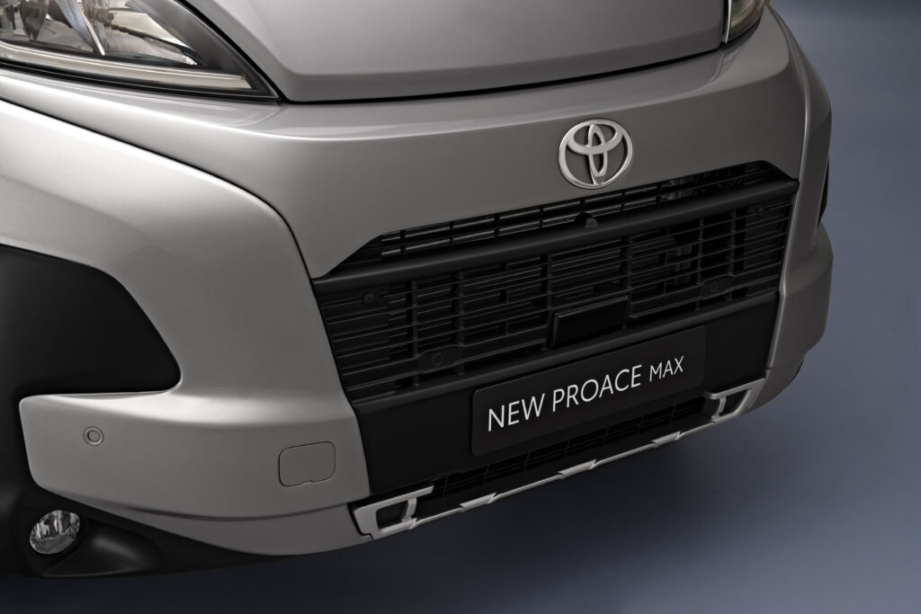 Toyota PROACE MAX logo na prednej maske