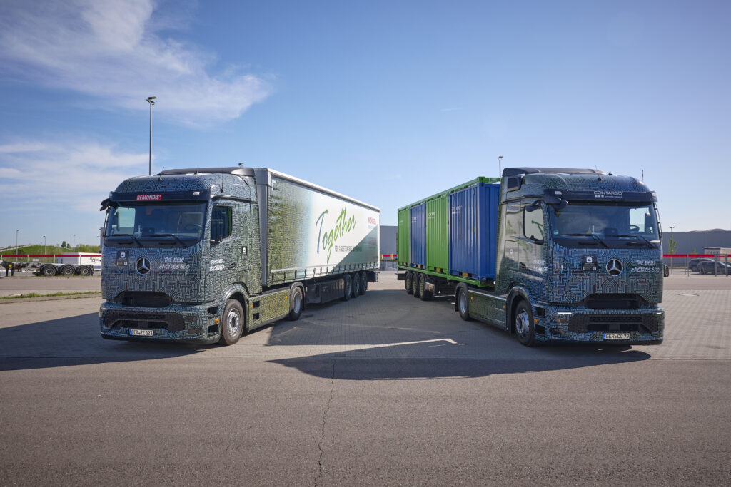 Mercedes-Benz eActros dve súpravy vedľa seba