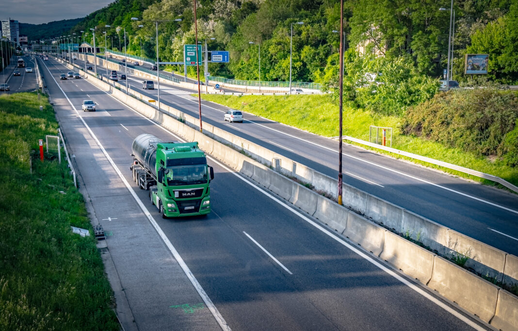 Kamión na diaľnici v Bratislave