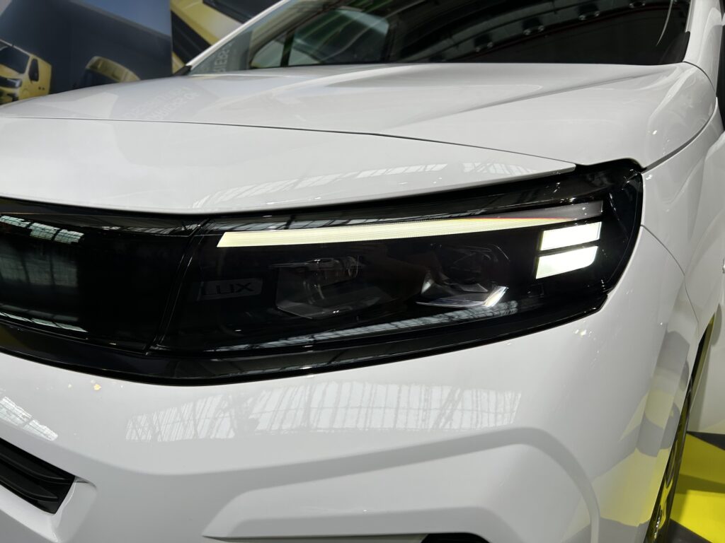 Opel Combo svetlo Intellilux