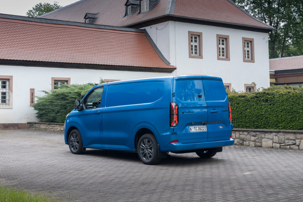 Ford E-Transit Custom pohľad zozadu