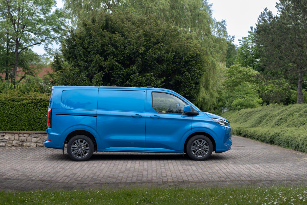 Ford E-Transit Custom z profilu