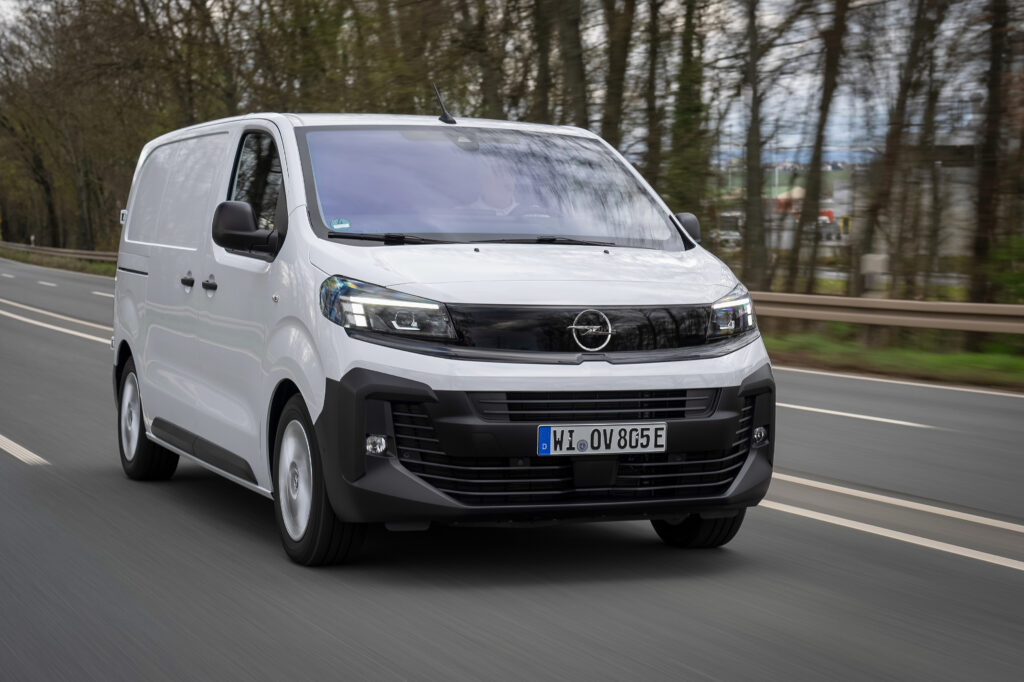 Opel Vivaro 2024 na ceste v pohybe