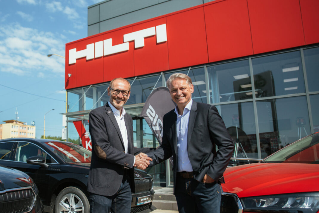 Odovzdanie modelov Škoda Enyaq spoločnosti Hilti