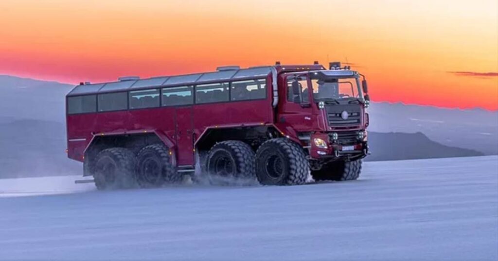 Tatra Phoenix pri islandskom západe slnka