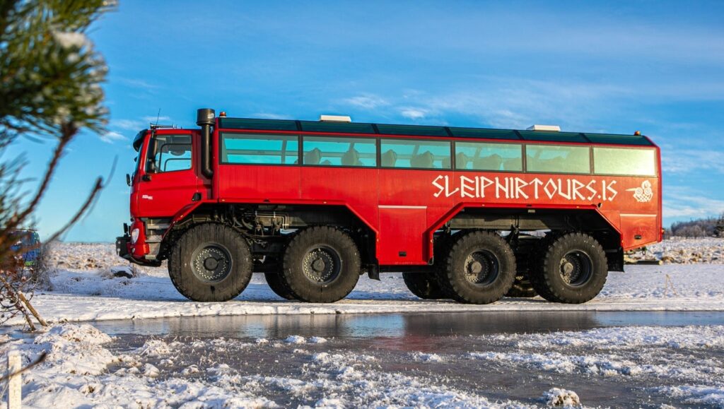 Tatra Phoenix 8x8 vozí turistov na Islande