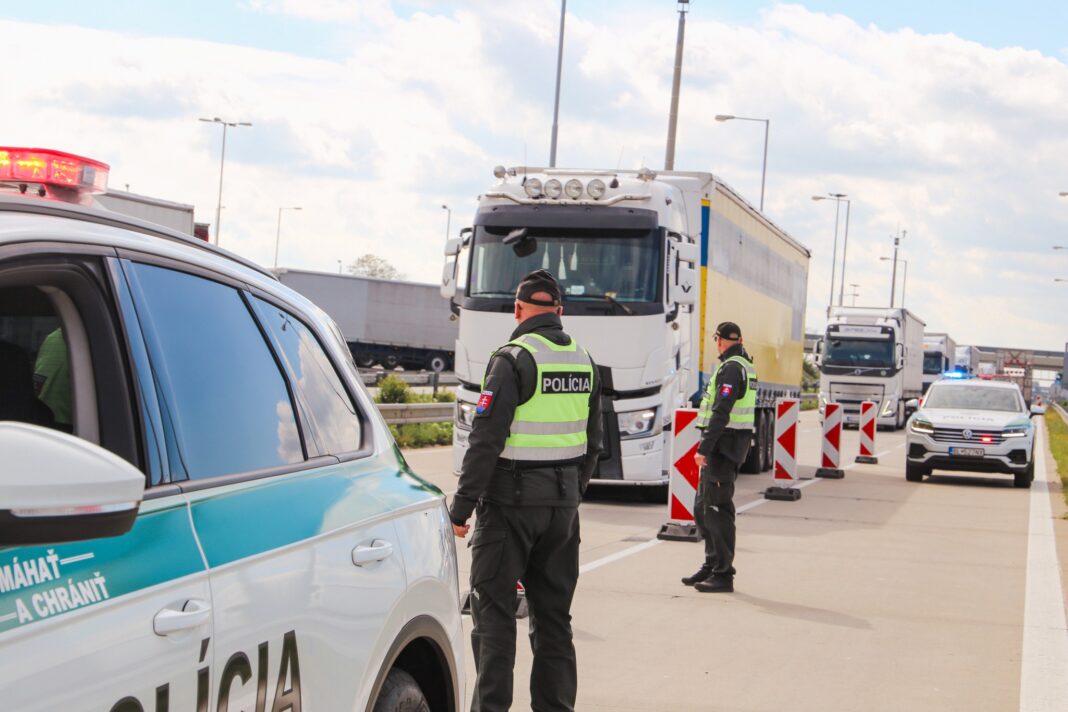 Policajti kontrolujú na hraniciach