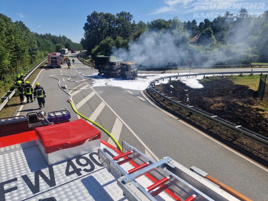 Záchranné práce po nehode kamióna a motorky v Nemecku