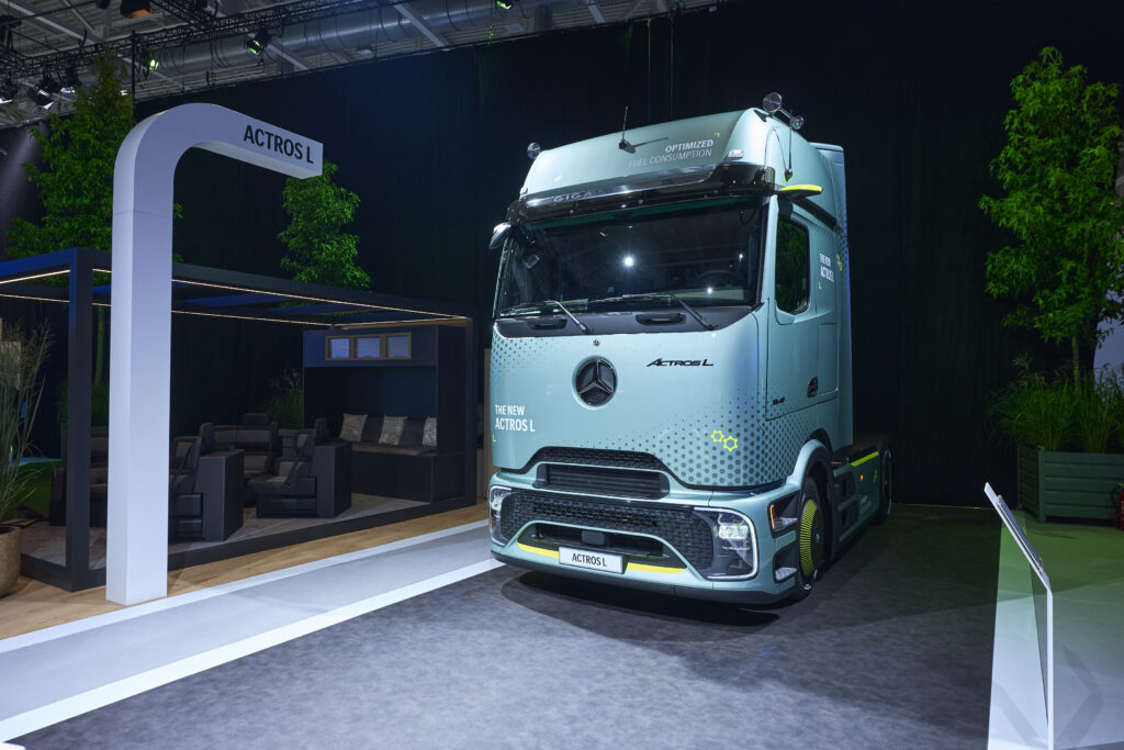 eActros 600 na IAA 2024 pri nabíjacom stojane