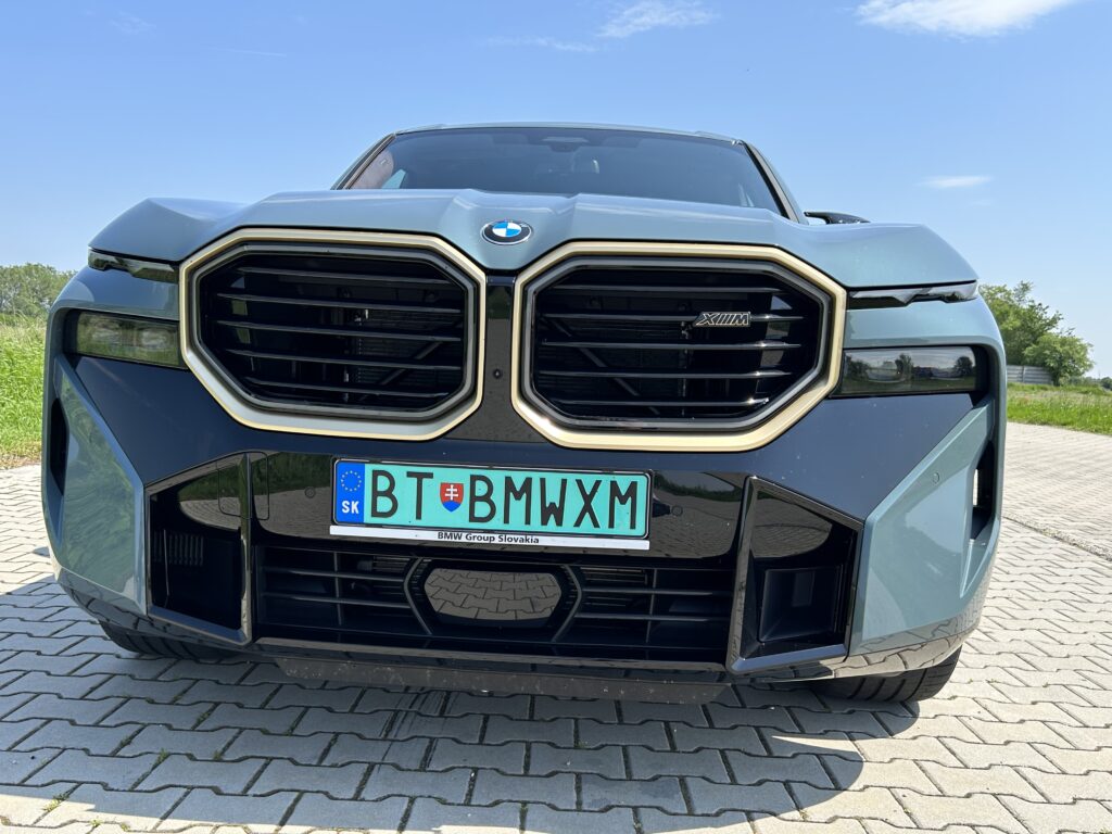 BMW XM predná maska