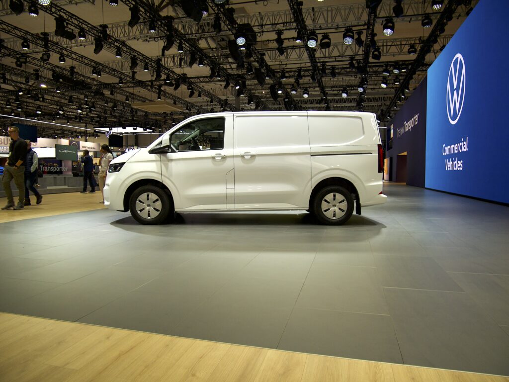 VW Transporter eHybrid biely