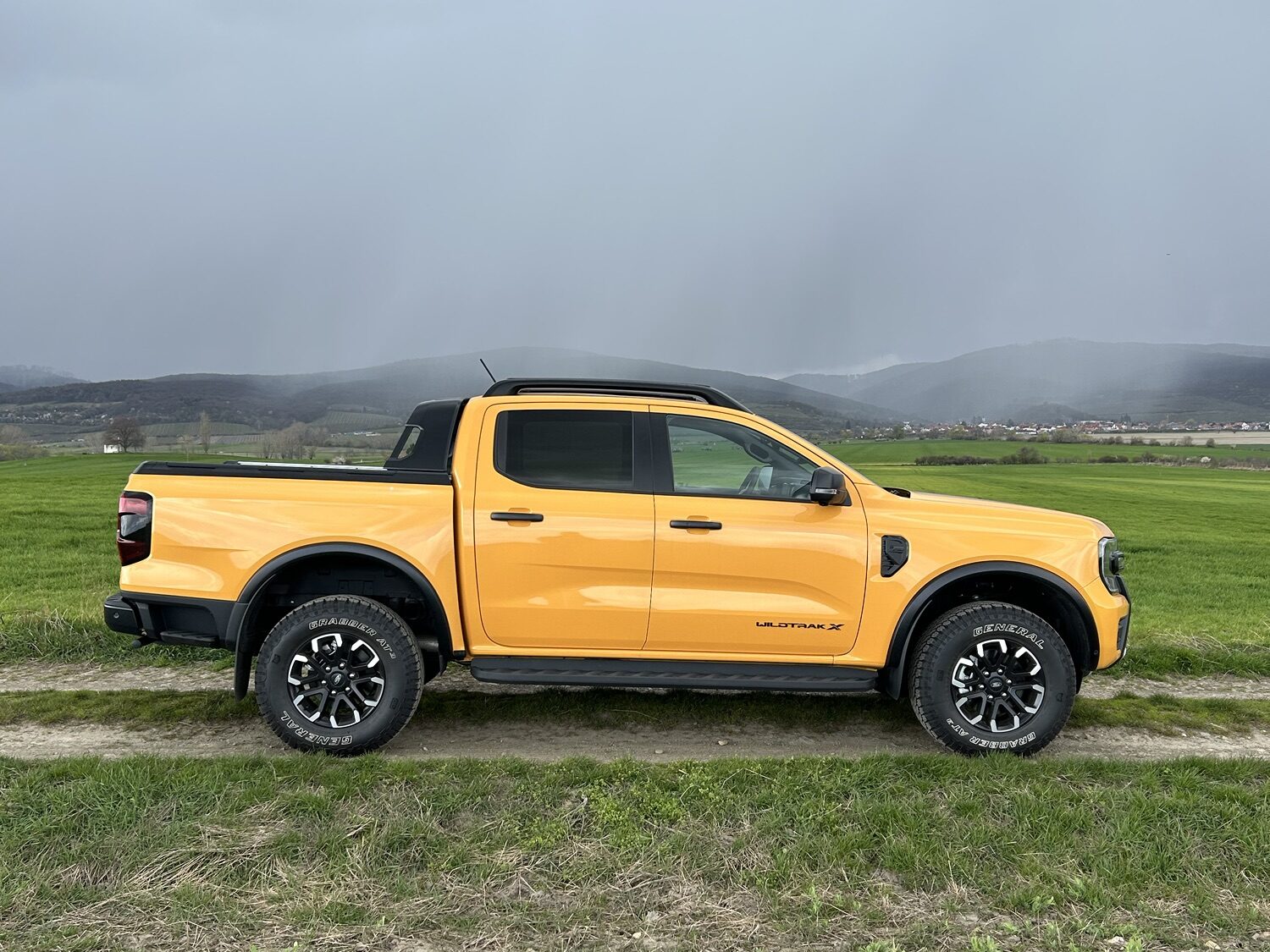 Ford Ranger Wildtrak X z profilu